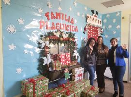 Departamento de Plaguicidas feliz ganador con puerta alusiva a la Navidad